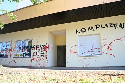 "Stop Genocide" steht unter anderem am Gebäude des CDU-Büros. Foto: David Pichler/dpa