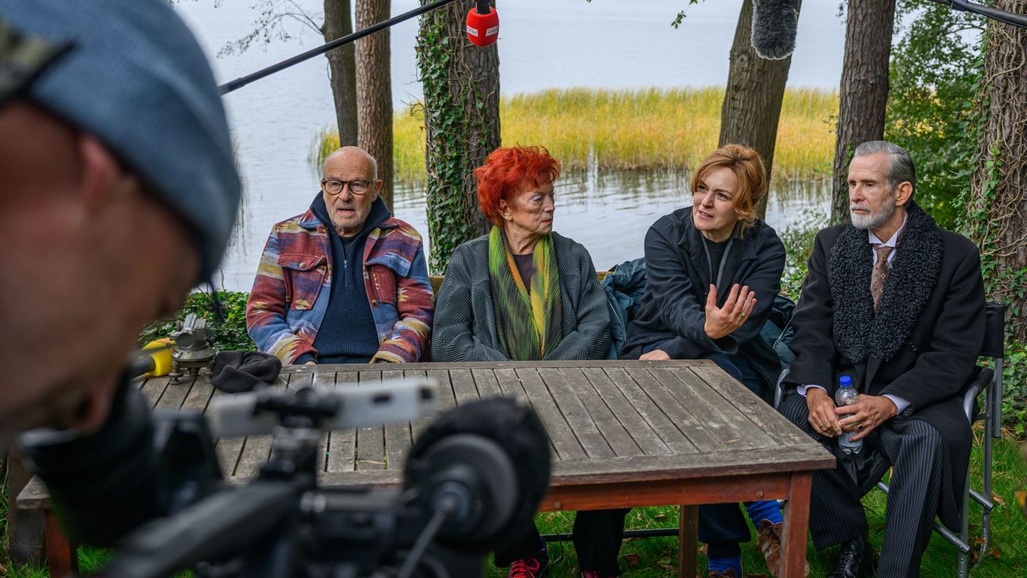 "Heimsuchung" ist nicht die erste Literaturverfilmung von Volker Schlöndorff (ganz links im Bild). Foto: Patrick Pleul/dpa