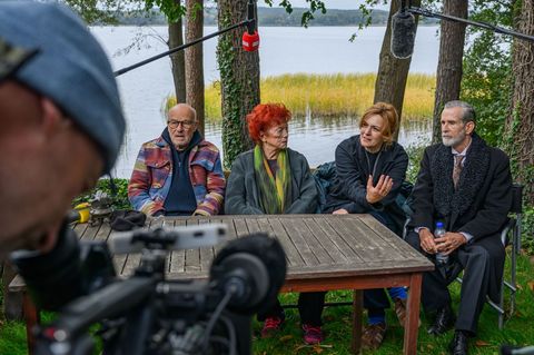 "Heimsuchung" ist nicht die erste Literaturverfilmung von Volker Schlöndorff (ganz links im Bild). Foto: Patrick Pleul/dpa