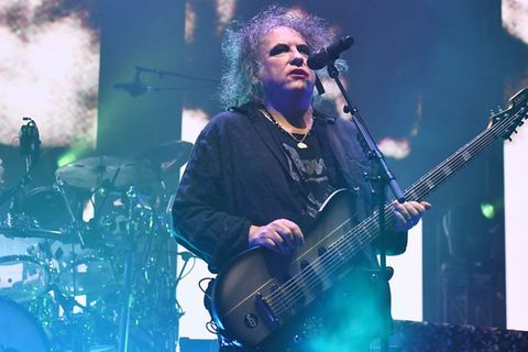 Robert Smith von The Cure vor einigen Jahren in London auf der Bühne.