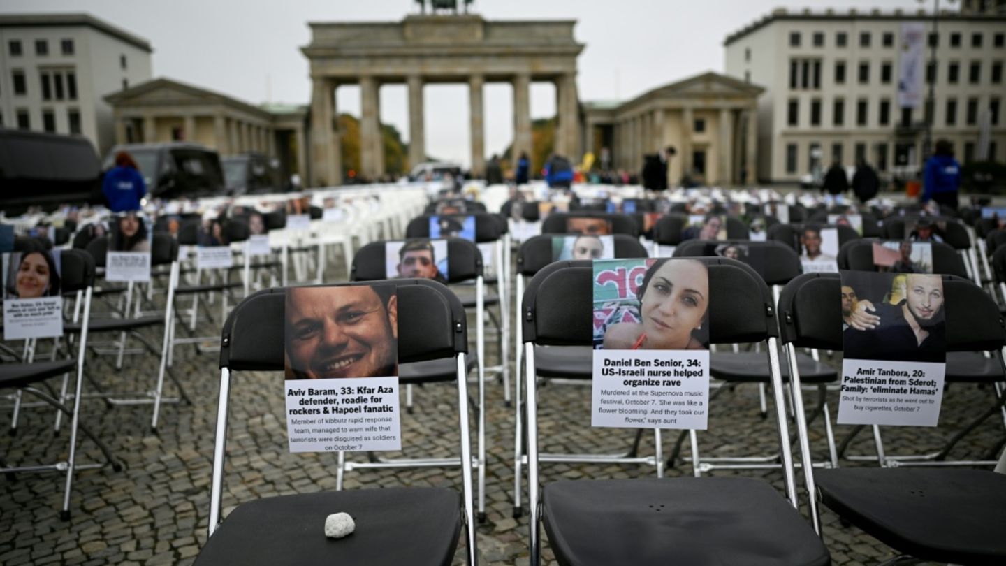 Aktion für Geiseln der Hamas am Brandenburger Tor