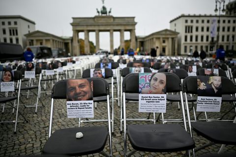 Aktion für Geiseln der Hamas am Brandenburger Tor