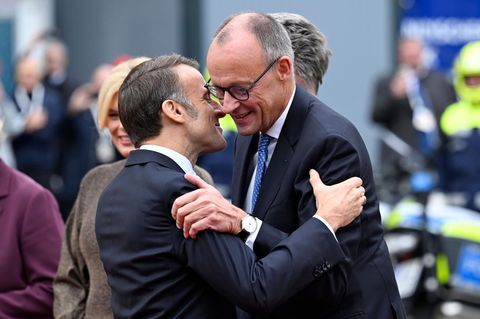 Präsident wird Kanzler – und umgekehrt. Zum Lachen? Emmanuel Macron und Friedrich Merz am Tag der Einheit in Saarbrücken 