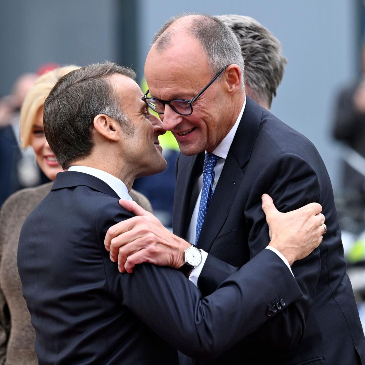 Präsident wird Kanzler – und umgekehrt. Zum Lachen? Emmanuel Macron und Friedrich Merz am Tag der Einheit in Saarbrücken 