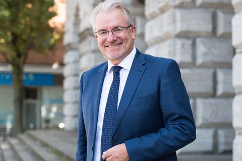 Am Ende doch Grund zur Freude: Der Mülheimer OB Marc Buchholz Foto: Helena Grebe/Stadt Mülheim an der Ruhr/dpa
