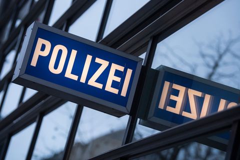 Der Mann brachte den Hund auf die Polizeiwache. (Symbolbild) Foto: Boris Roessler/dpa