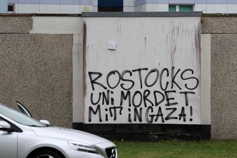 Uni Rostock wertet die Schmierereien als Vandalismus. Foto: Bernd Wüstneck/dpa
