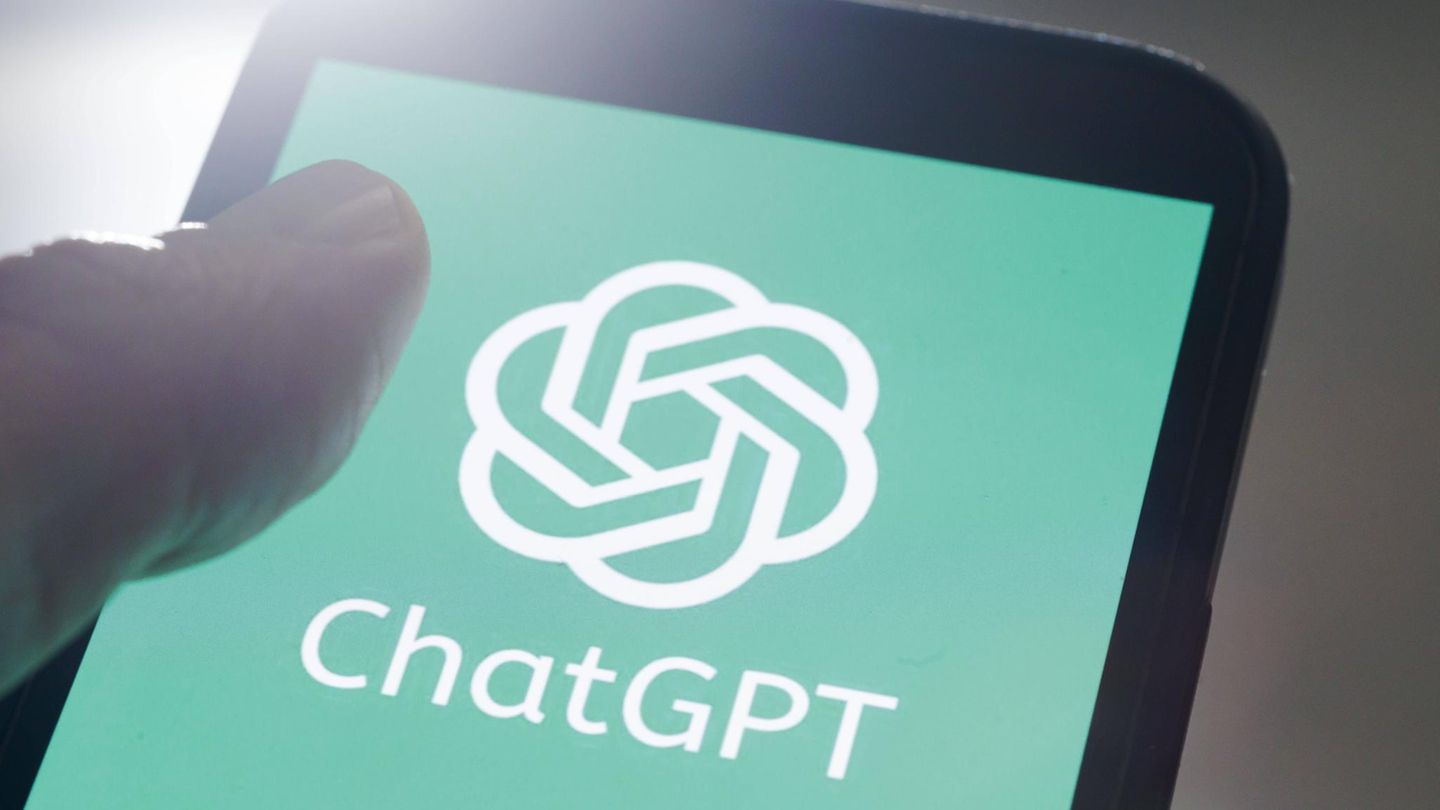 Das Logo von ChatGPT auf einem Smartphone-Display