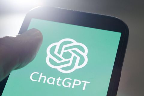 Das Logo von ChatGPT auf einem Smartphone-Display