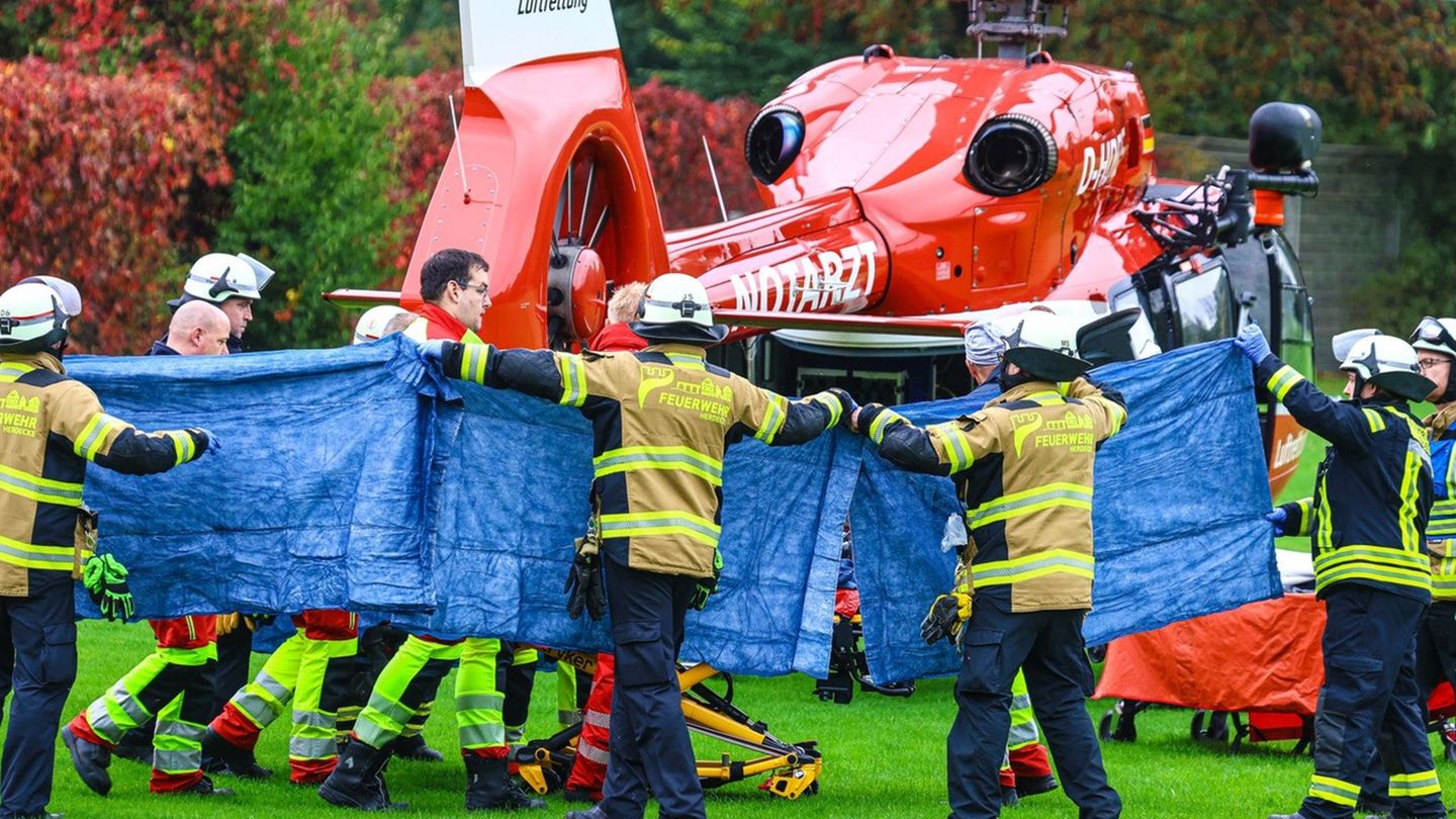 Der Transport der lebensgefährlich Verletzten war nur durch einen Rettungshubschrauber möglich. Foto: Alex Talash/dpa