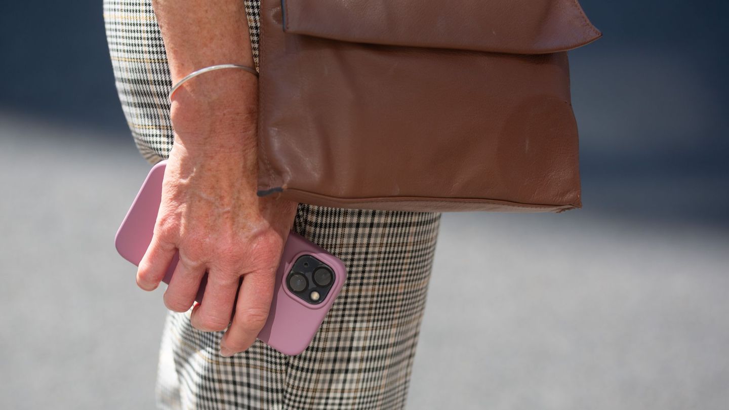 Immer wieder werden Passanten in London die Smartphones aus der Hand gerissen. (Symbolbild) Foto: Fernando Gutierrez-Juarez/dpa