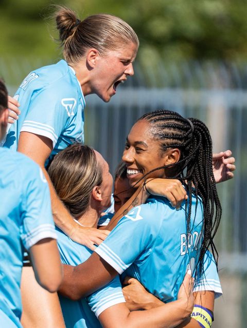 Neapels Fußballerinnen im Torjubel in Italien