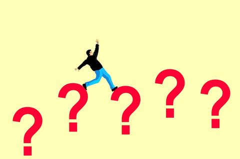 Symbolbild Quiz: Eine Mann-Comicfigur springt von einem überdimensionalen Fragezeichen zum nächsten