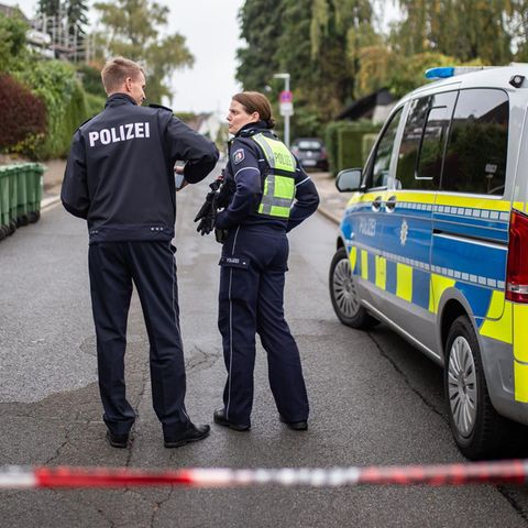 Polizei am Haus der Bürgermeisterin Iris Stalzer in Herdecke