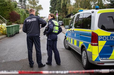 Polizei am Haus der Bürgermeisterin Iris Stalzer in Herdecke