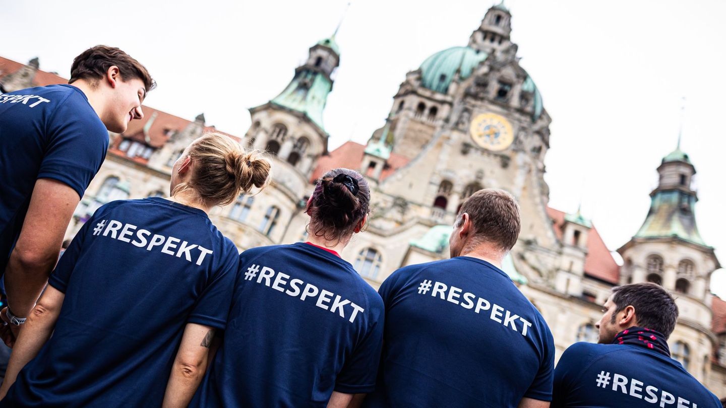 Start und Ziel waren auf dem Platz der Menschenrechte vor dem Neuen Rathaus in Hannover. Foto: Moritz Frankenberg/dpa