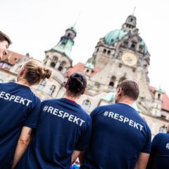 Start und Ziel waren auf dem Platz der Menschenrechte vor dem Neuen Rathaus in Hannover. Foto: Moritz Frankenberg/dpa