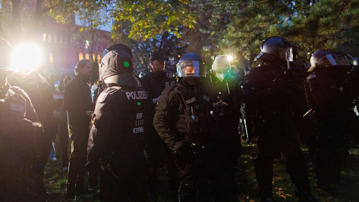 Polizisten stehen bei einer Kundgebung gegen Israel in Berlin-Mitte. Foto: Carsten Koall/dpa