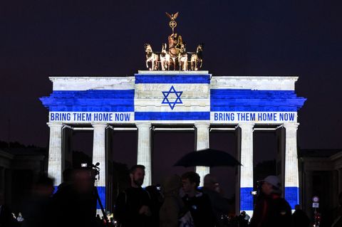 Das Brandenburger Tor ist in den Farben der israelischen Flagge angestrahlt. Foto: Britta Pedersen/dpa