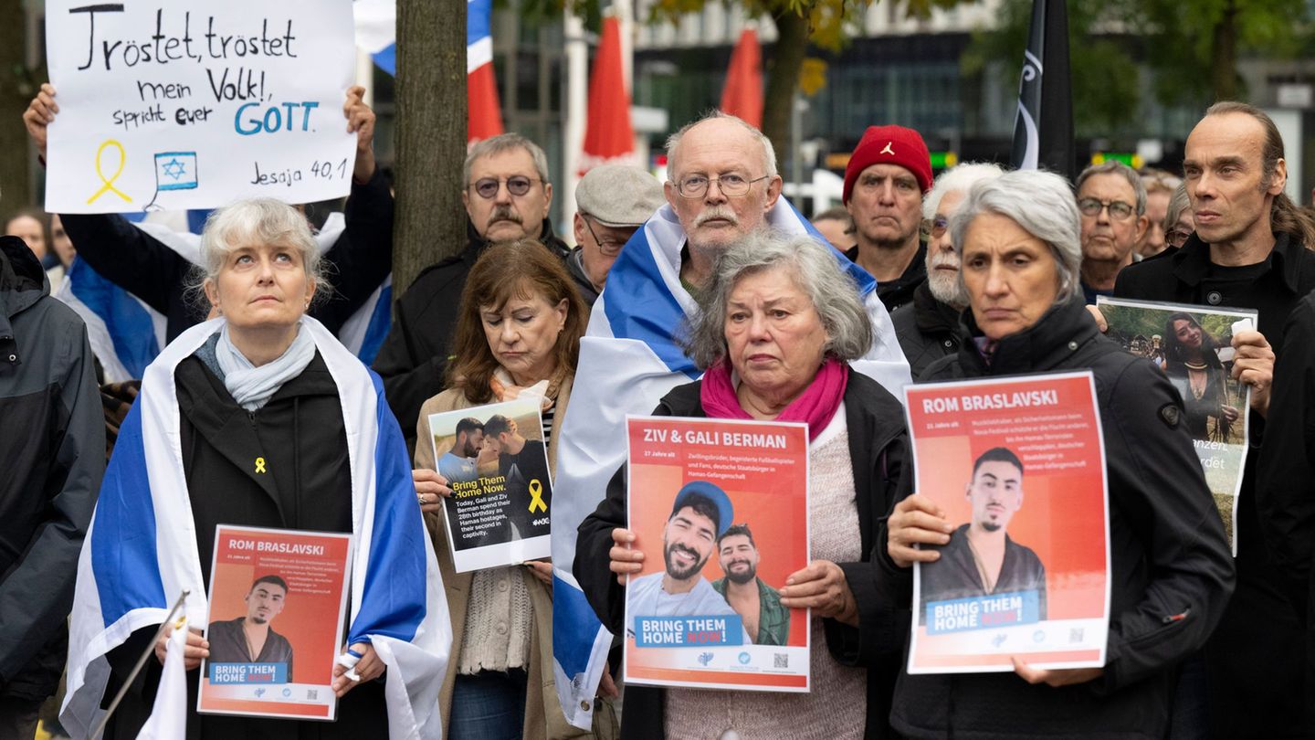 Die proisraelischen Demonstranten forderten in Sprechchören und auf Plakaten die Freilassung der von der Terrororganisation Hama