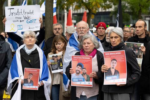 Die proisraelischen Demonstranten forderten in Sprechchören und auf Plakaten die Freilassung der von der Terrororganisation Hama