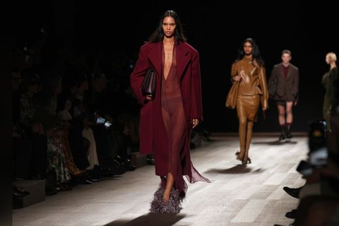 Das Label Ferragamo präsentierte für die Herbst-/Winterkollektion 2025 einige moderne Looks in Weinrot.