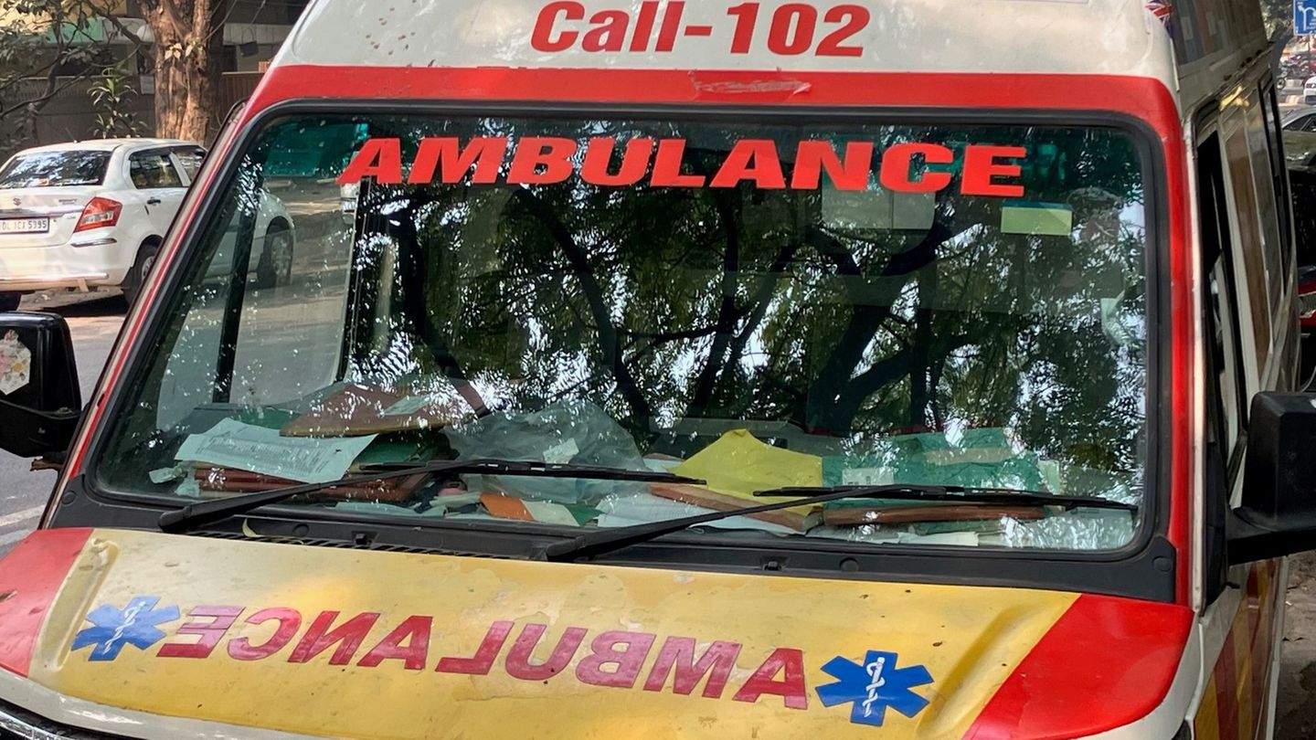 Ein indischer Krankenwagen steht am Straßenrand. (Symbolbild)