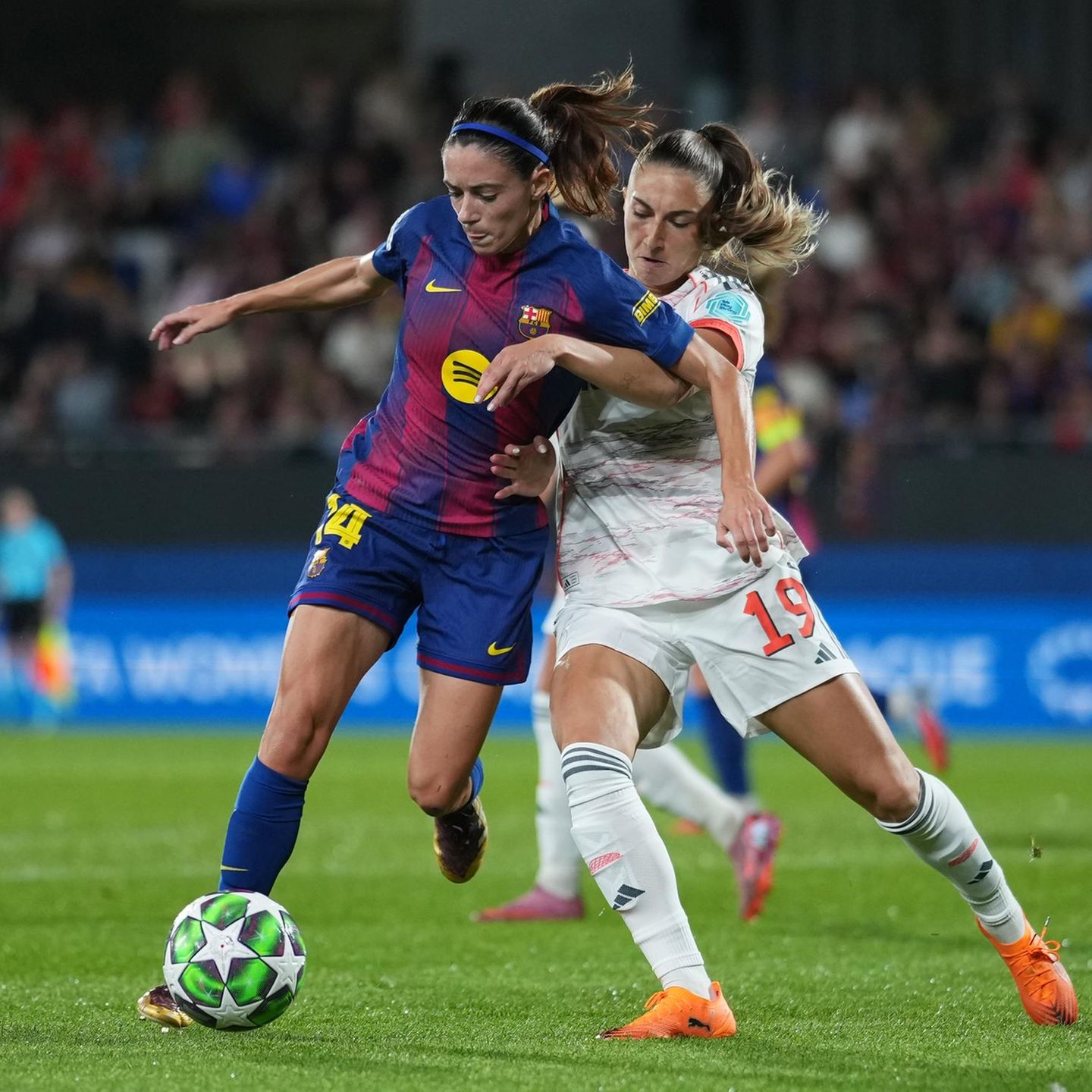 Barcelonas Aitana Bonmati und Bayerns Katharina Naschenweng kämpfen in der Champions League um den Ball