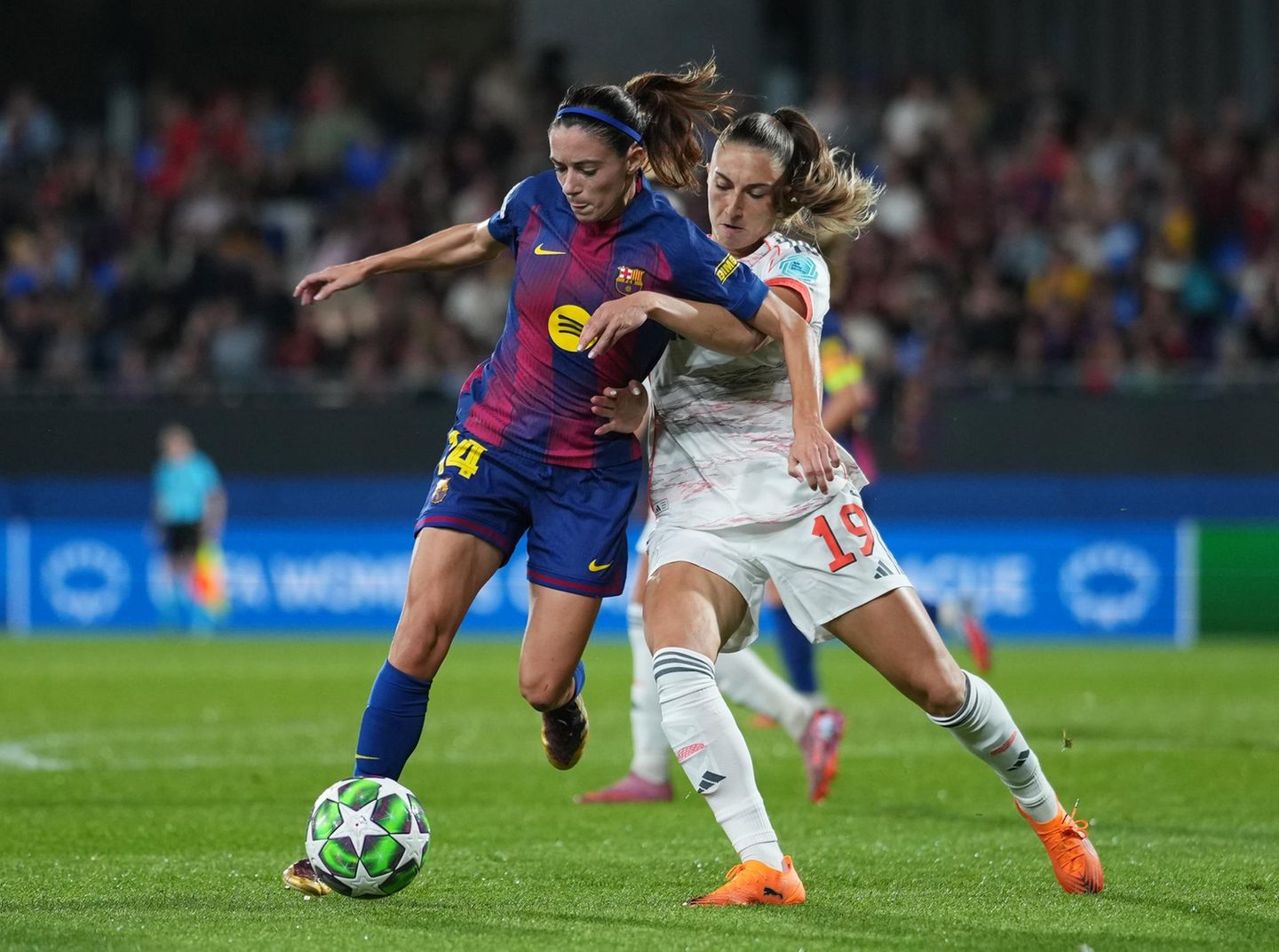 Barcelonas Aitana Bonmati und Bayerns Katharina Naschenweng kämpfen in der Champions League um den Ball