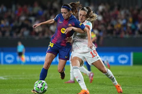 Barcelonas Aitana Bonmati und Bayerns Katharina Naschenweng kämpfen in der Champions League um den Ball