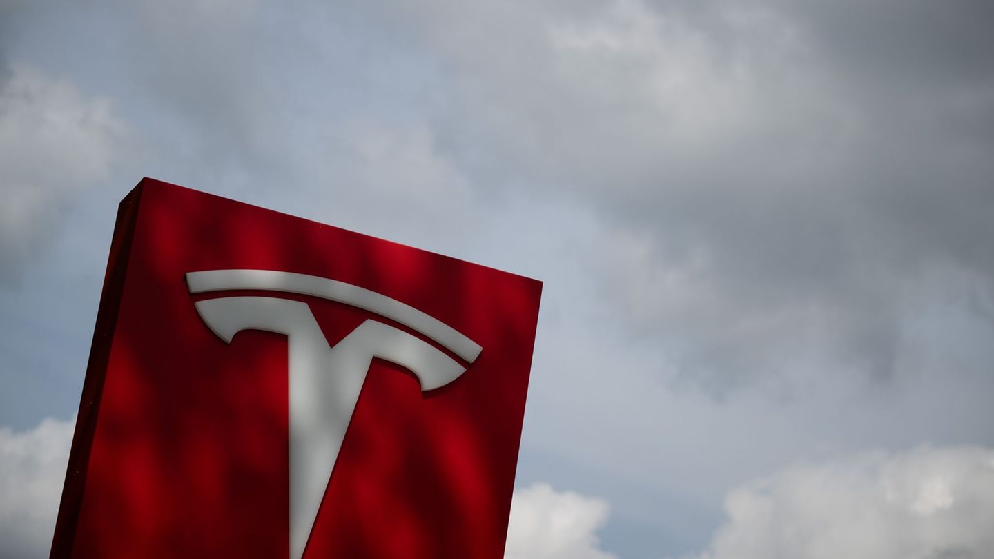 Tesla entschied sich dafür, abgespeckte Versionen heutiger Modelle günstiger zu verkaufen. (Archivbild) Foto: Sebastian Gollnow/