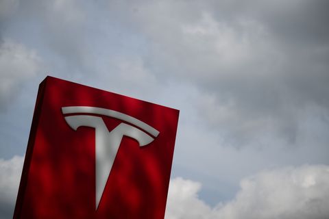 Tesla entschied sich dafür, abgespeckte Versionen heutiger Modelle günstiger zu verkaufen. (Archivbild) Foto: Sebastian Gollnow/