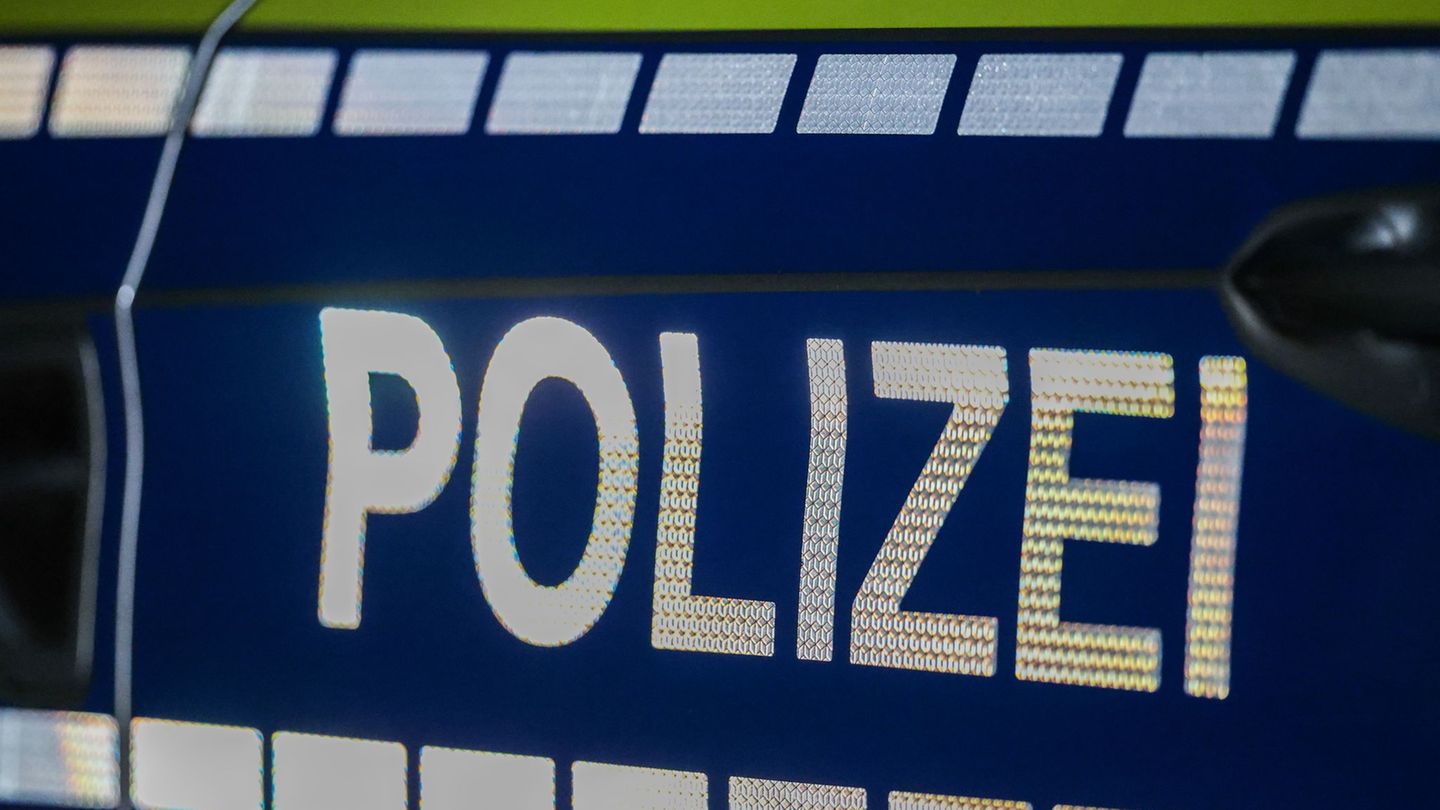 Der Transporterfahrer erlitt schwere Verletzungen. (Symbolbild) Foto: Christoph Reichwein/dpa