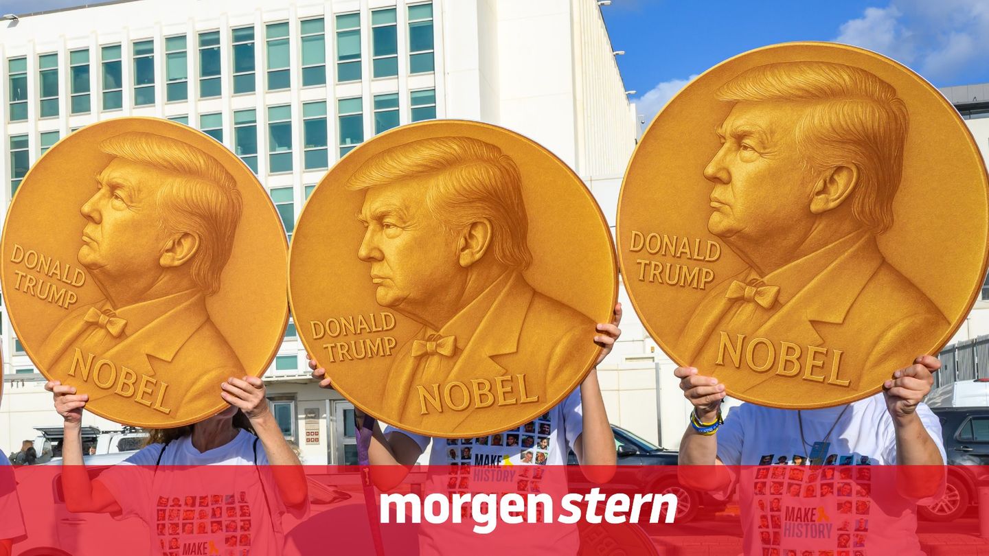 Demonstranten halten eine Friedensnobelpreis-Medaille mit dem Konterfei von Donald Trump