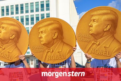 Demonstranten halten eine Friedensnobelpreis-Medaille mit dem Konterfei von Donald Trump