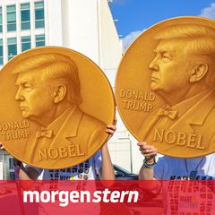 Demonstranten halten eine Friedensnobelpreis-Medaille mit dem Konterfei von Donald Trump
