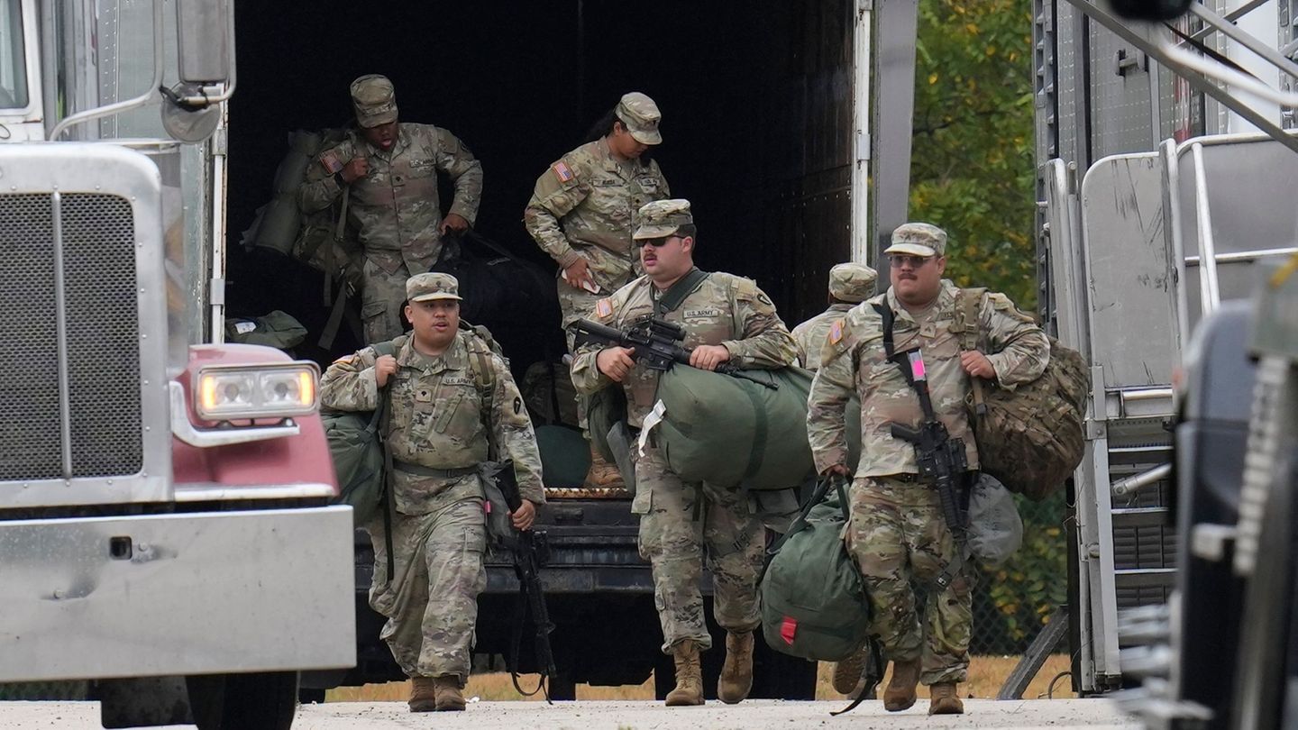 National Guard and ICE: National Guard soldiers from Texas arrived in Illinois