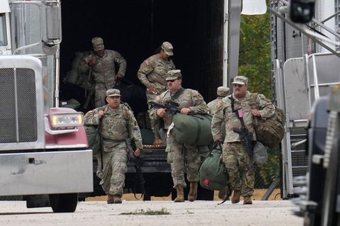 Militärangehörige in Uniform mit dem Abzeichen der texanischen Nationalgarde kommen in Illinois an