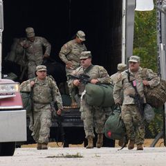 Militärangehörige in Uniform mit dem Abzeichen der texanischen Nationalgarde kommen in Illinois an