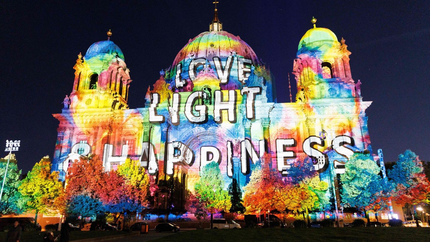 Im Berliner Dom erwarten die Besucher im Innern elektronische Musik und dreidimensionale Lichtprojektionen. Foto: Carsten Koall/
