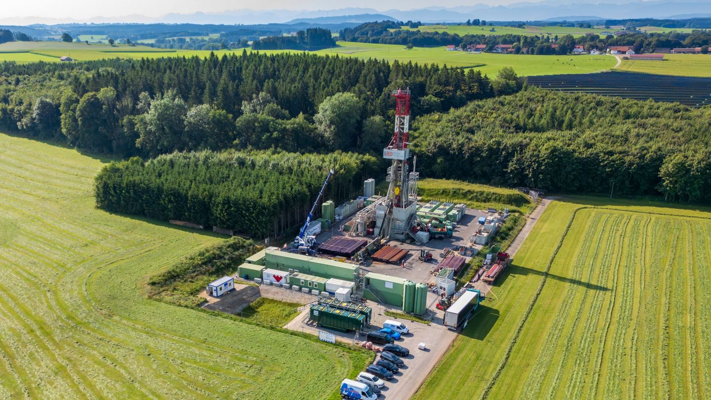 Der Bohrplatz in der Gemeinde Reichling ist nicht nur den Anwohnern ein Dorn im Auge - ab Mitte Oktober soll der Bohrturm wieder