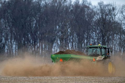 Ein Feld wird gedüngt.