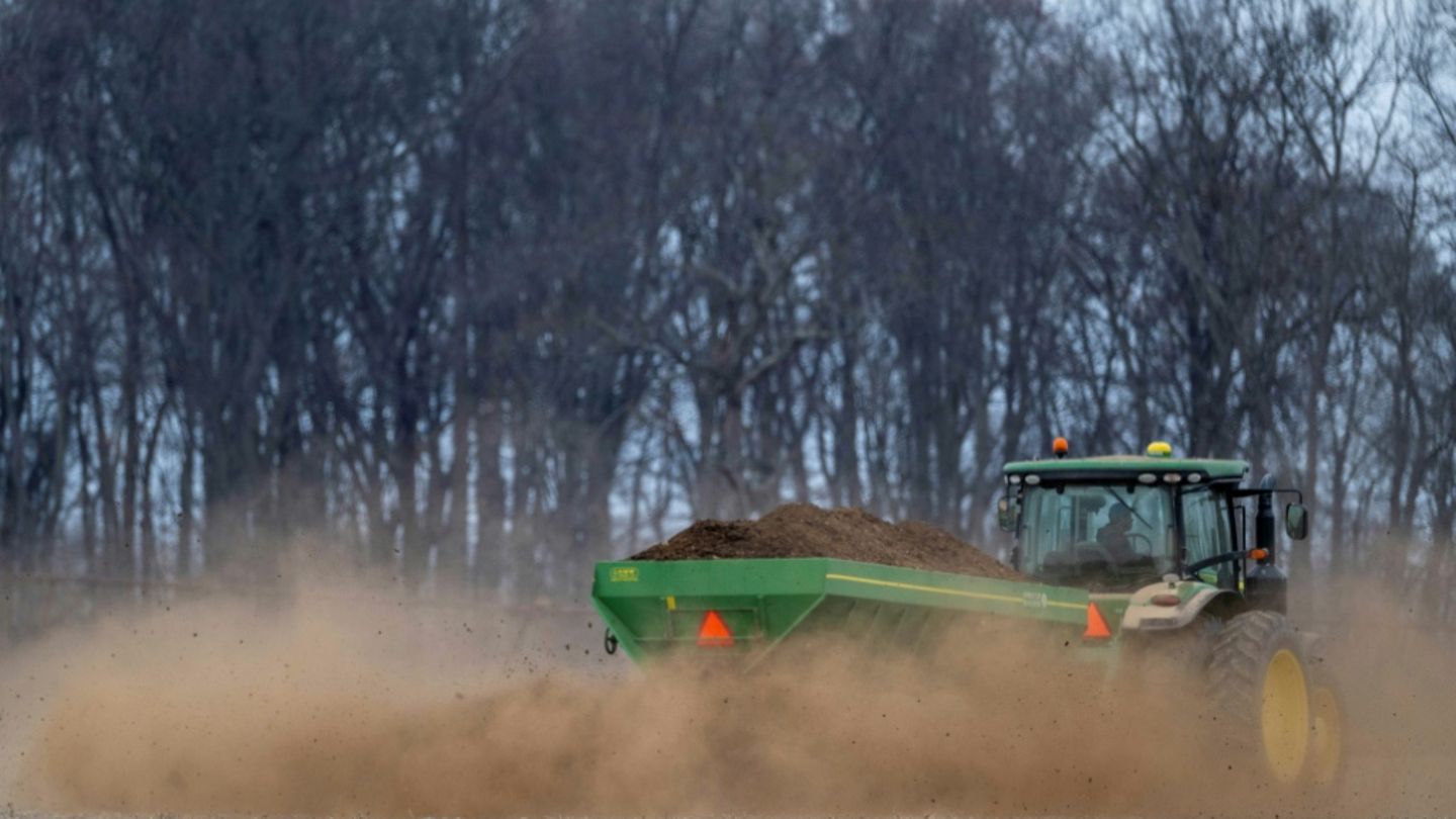 Ein Feld wird gedüngt.