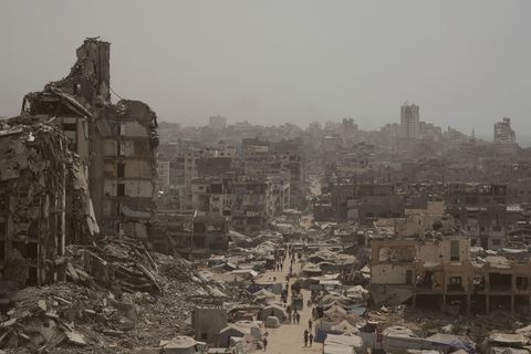 Nach zwei Jahren Krieg ist der Gazastreifen von Zerstörung gezeichnet. Foto: Jehad Alshrafi/AP/dpa