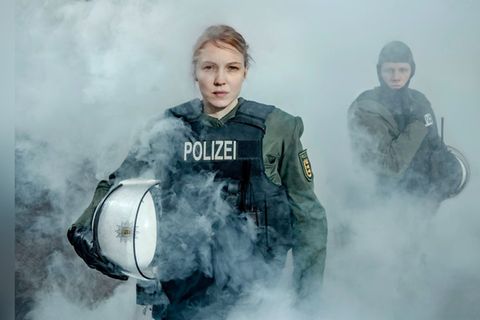 "Die Nichte des Polizisten": Rebecca Henselmann (Magdalena Laubisch, l.) und Christoph Laurin (Max von der Groeben, r.), wolle