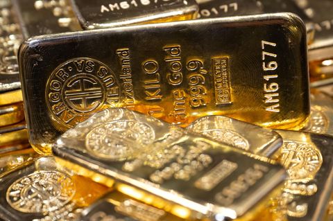 Goldpreis: Goldbarren unterschiedlicher Größe liegen bei einem Edelmetallhändler