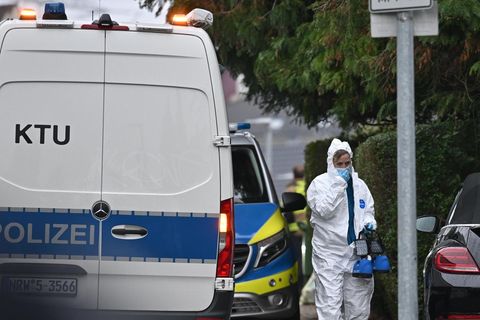 Herdecke: Ein Fahrzeug der Kriminaltechnischen Untersuchung der Polizei (KTU) und ein Einsatzfahrzeug stehen auf einer Straße