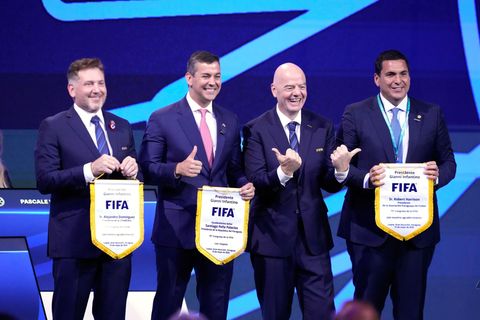 Gianni Infantino (2. von rechts) mit den Verbandsbossen der WM-Gastgeber Südamerikas Foto: Fernando Calistro/AP/dpa