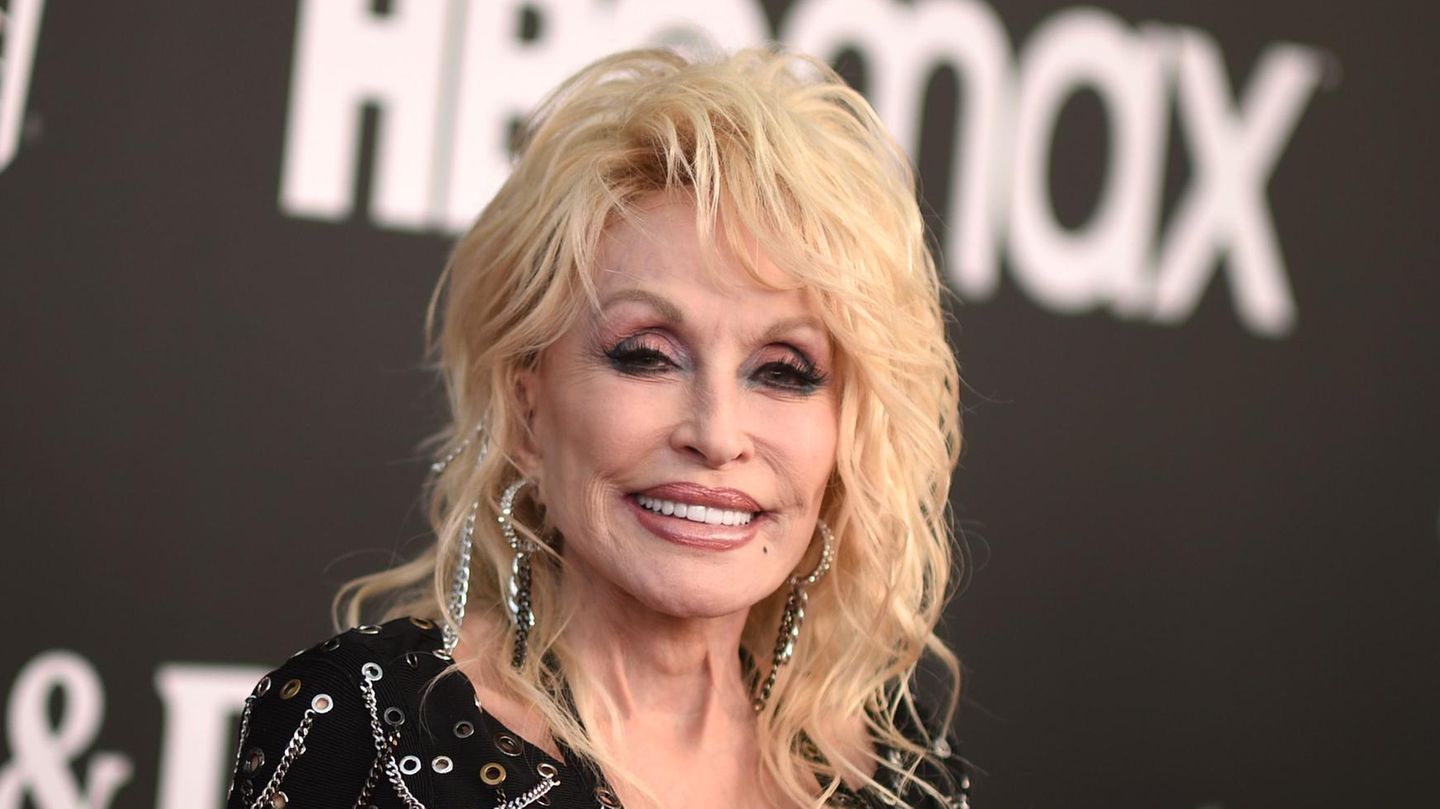 Dolly Parton: Sister asks for prayers for country legend
