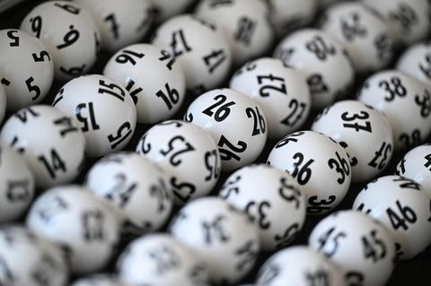 Lotto: Lottokugeln liegen in einem Koffer